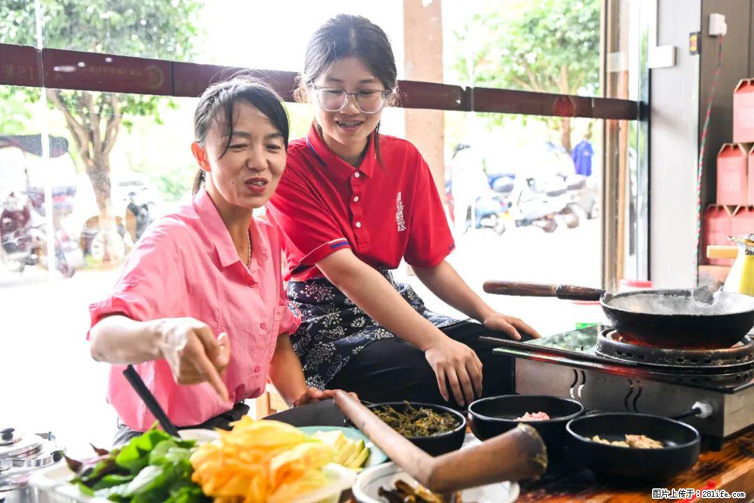 全网追的“扁担女孩”，找了一份暑假工，时薪12元 - 抚顺生活资讯 - 抚顺28生活网 fushun.28life.net