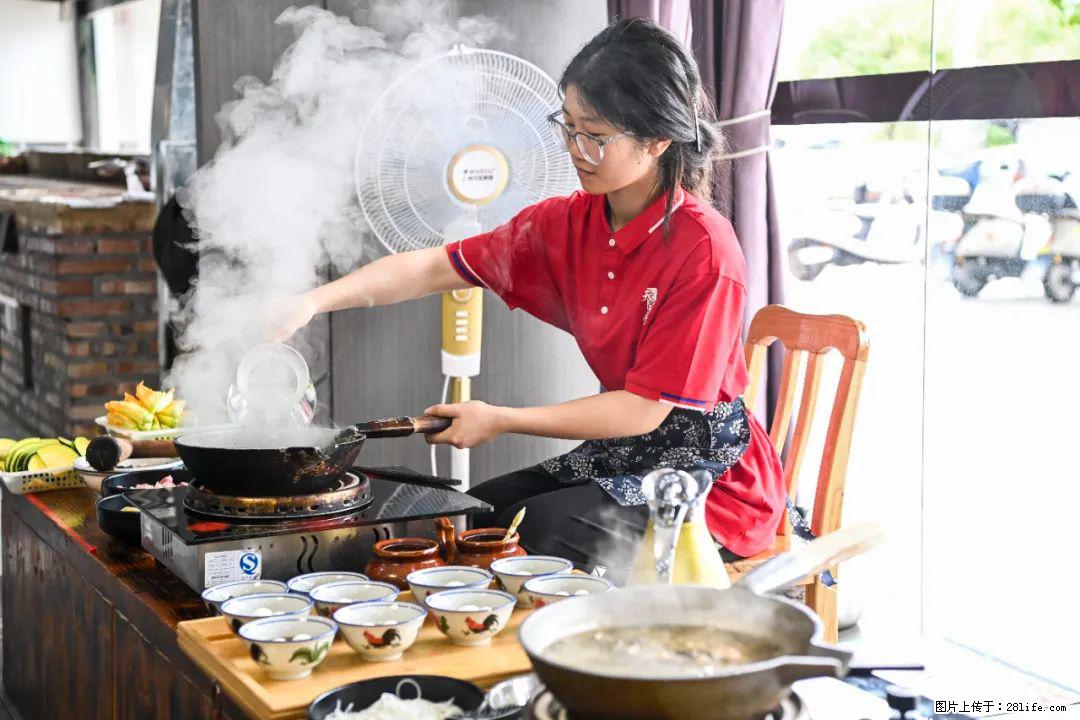 全网追的“扁担女孩”，找了一份暑假工，时薪12元 - 抚顺生活资讯 - 抚顺28生活网 fushun.28life.net